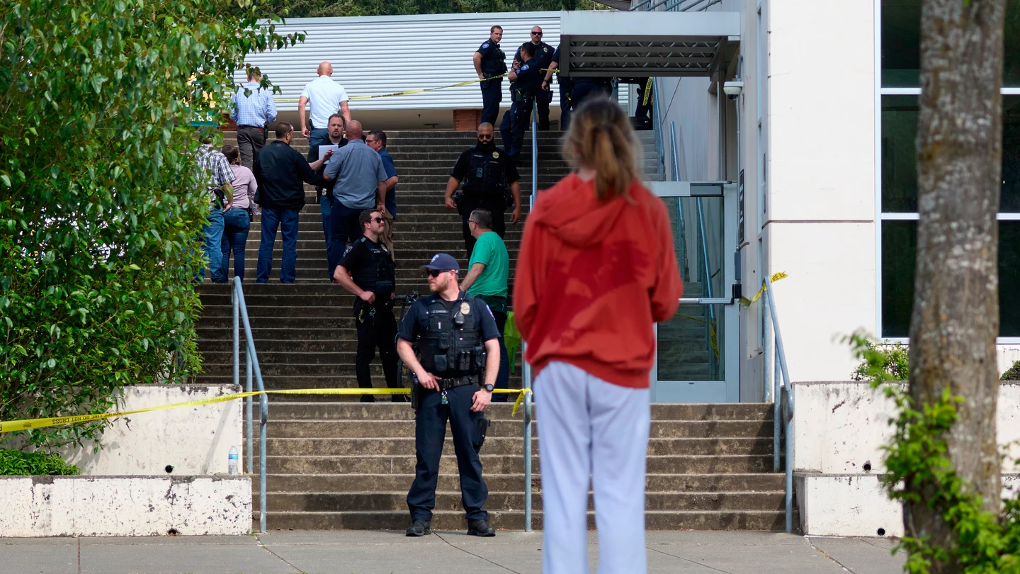 Agentes de la Policía investigan un apuñalamiento ocurrido en la escuela secundaria Foss en Tacoma, Washington. Agentes de la Policía investigan un apuñalamiento ocurrido en la escuela secundaria Foss en Tacoma, Washington.