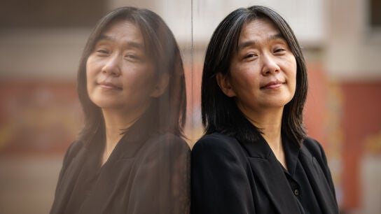 La premio Nobel de Literatura coreana Han Kang, durante una rueda de prensa en el CCCB, a 22 de abril de 2026, en Barcelona, Catalunya (Espa&ntilde;a). Han Kang presenta en Sant Jordi su &uacute;ltima novela, 'Tinta y sangre', catalogada como un thriller po&eacute;tico y existencial.22 ABRIL 2026Lorena Sop&ecirc;na / Europa Press22/04/2026