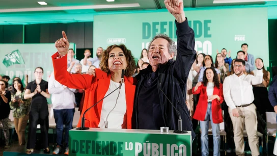 La candidata a la Presidencia de la Junta de Andalucía, María Jesús Montero, junto al cantante Miguel Ríos, durante el acto público de apertura de campaña La candidata a la Presidencia de la Junta de Andalucía, María Jesús Montero, junto al cantante Miguel Ríos, durante el acto público de apertura de campaña