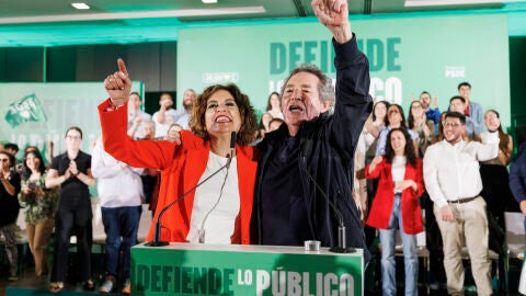 La candidata a la Presidencia de la Junta de Andaluc&iacute;a, Mar&iacute;a Jes&uacute;s Montero, junto al cantante Miguel R&iacute;os, durante el acto p&uacute;blico de apertura de campa&ntilde;a 