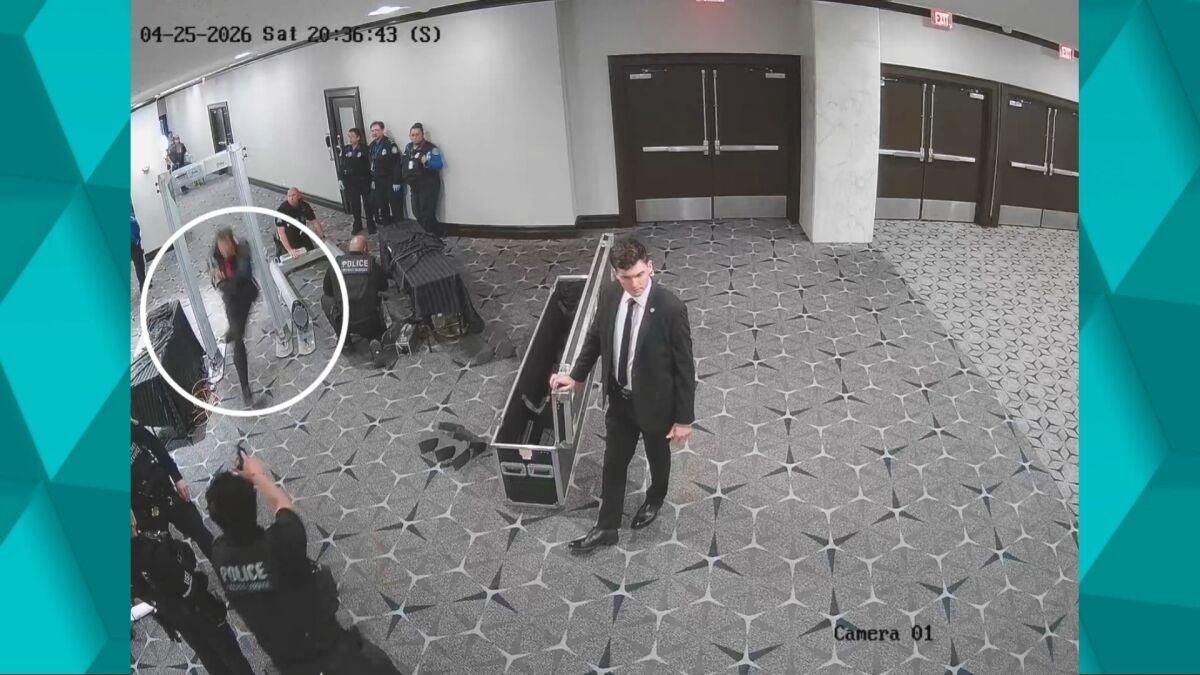 Inspeccionando el hotel y disparando a los agentes: las nuevas imágenes Cole Allen, el acusado de intentar matar a Trump