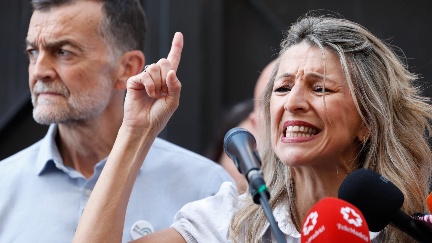 La vicepresidenta segunda y ministra de Trabajo y Economía Social, Yolanda Díaz (d), asiste a la manifestación convocada por el Día Internacional del Trabajo, este viernes, en Málaga. La vicepresidenta segunda y ministra de Trabajo y Economía Social, Yolanda Díaz (d), asiste a la manifestación convocada por el Día Internacional del Trabajo, este viernes, en Málaga.