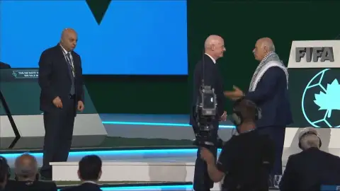 Infantino charla con el representante de Palestina Infantino charla con el representante de Palestina