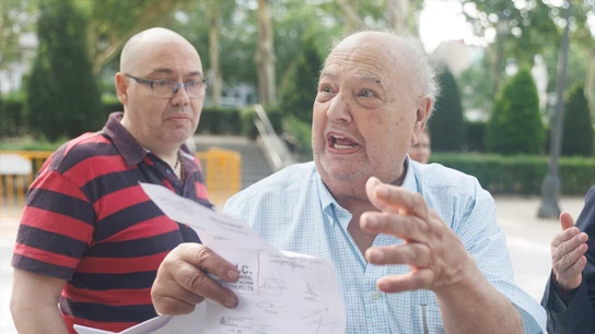 Imagen de archivo de Alberto Royuela junto a su hijo Imagen de archivo de Alberto Royuela junto a su hijo