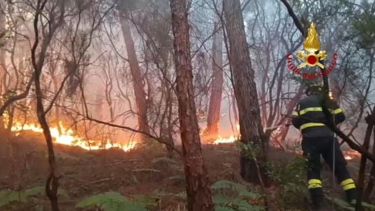 Un gran incendio en el monte Faeta, cerca de la Toscana italiana, deja m&aacute;s de 3.000 evacuados.