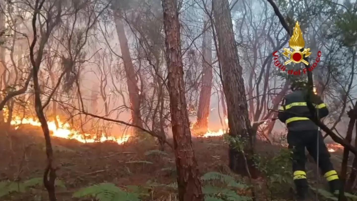 Un gran incendio en el monte Faeta, cerca de la Toscana italiana, deja más de 3.000 evacuados. Un gran incendio en el monte Faeta, cerca de la Toscana italiana, deja más de 3.000 evacuados.