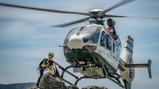 Helicóptero que acudió al lugar donde cayó la escaladora Helicóptero que acudió al lugar donde cayó la escaladora