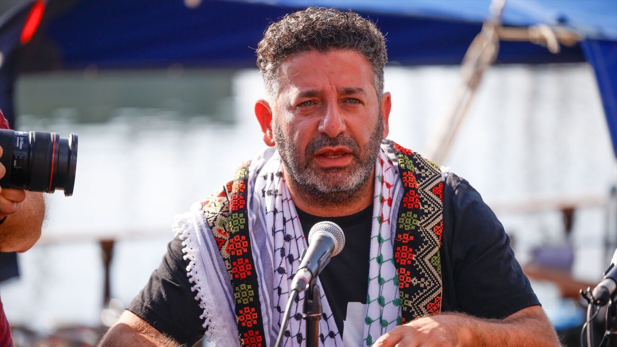El activista español liberado de la Flotilla aterriza en Barcelona tras diez días detenido y en huelga de hambre