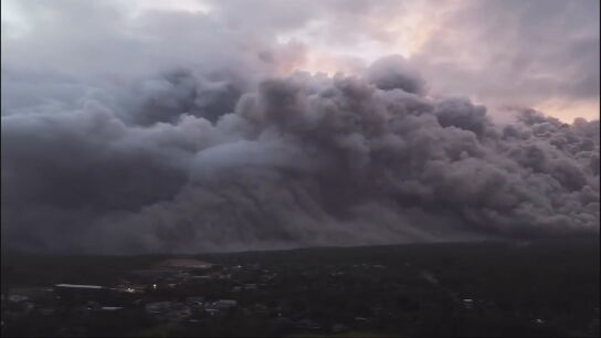 Imagen de la columna de humo que ha dejado el volc&aacute;n May&oacute;n (Filipinas)