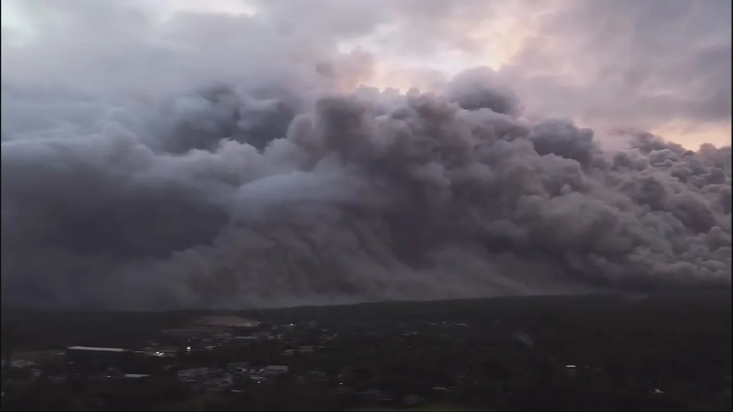 Imagen de la columna de humo que ha dejado el volcán Mayón (Filipinas) Imagen de la columna de humo que ha dejado el volcán Mayón (Filipinas)