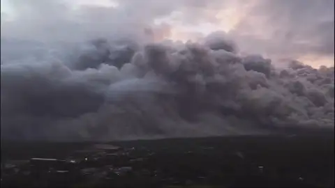 Imagen de la columna de humo que ha dejado el volcán Mayón (Filipinas) Imagen de la columna de humo que ha dejado el volcán Mayón (Filipinas)