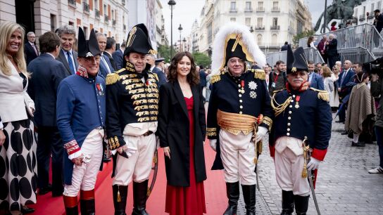 Actores con la presidenta la Comunidad de Madrid, Isabel D&iacute;az Ayuso, durante la recreaci&oacute;n hist&oacute;rica del 2 de mayo