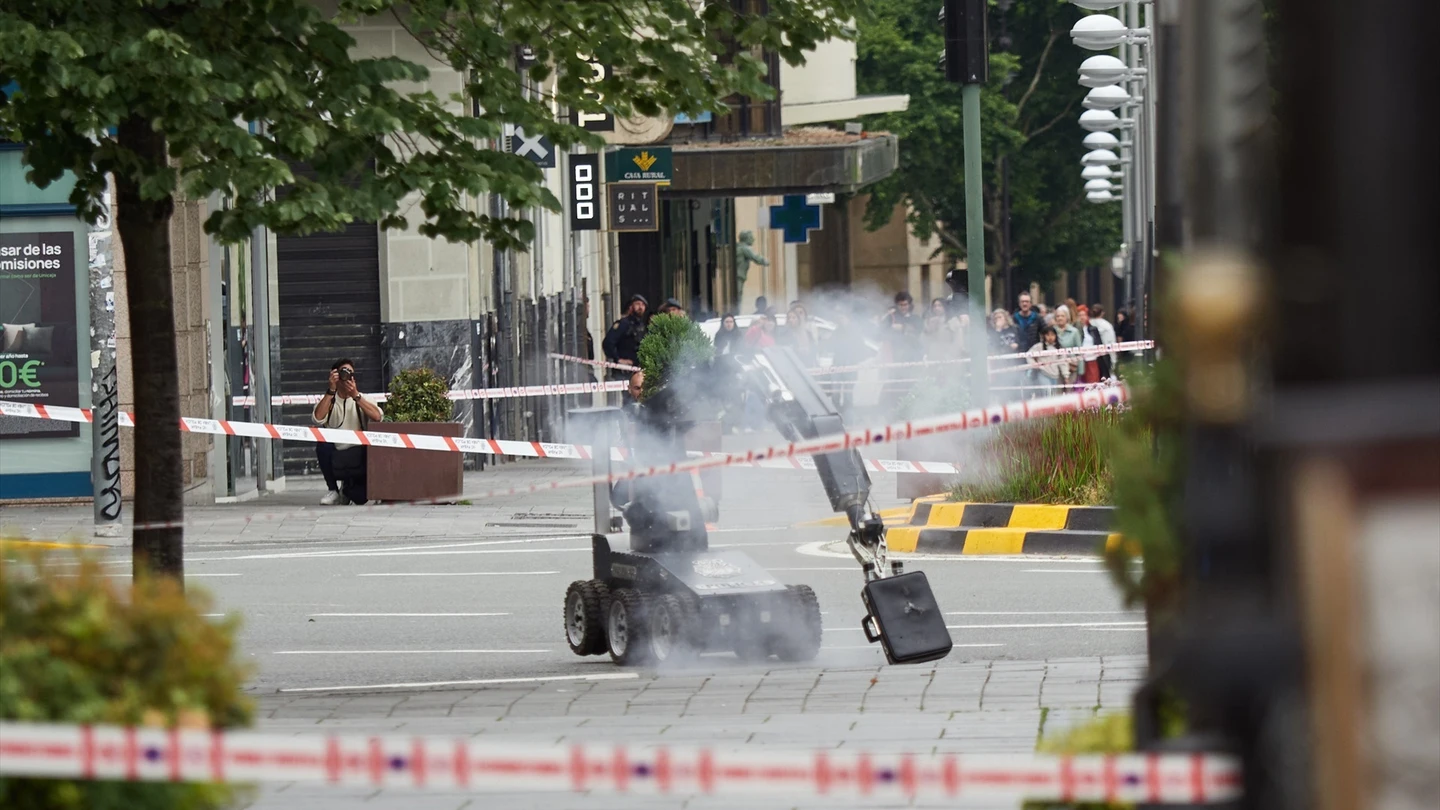 Los Tedax detonan sin incidencias un maletín sospechoso que ha obligado a desalojar el centro de Pamplona. Los Tedax detonan sin incidencias un maletín sospechoso que ha obligado a desalojar el centro de Pamplona.