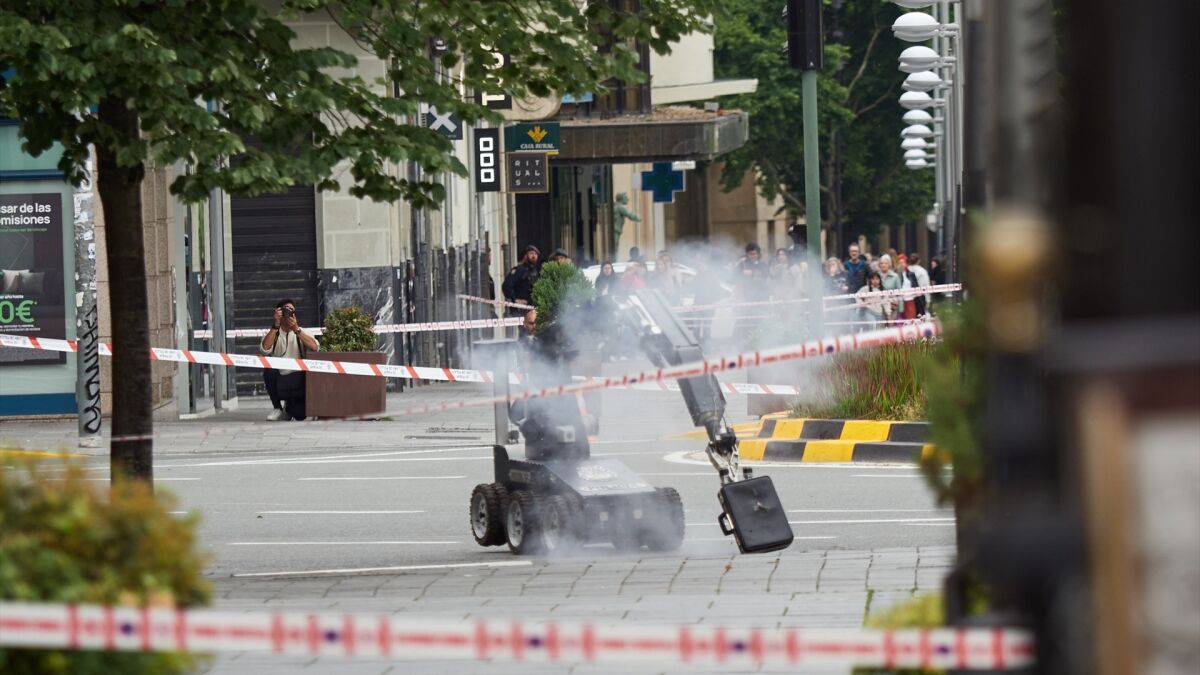 Operación de los Tedax en pleno centro de Pamplona: detonan un maletín sospechoso olvidado en una parada de autobús