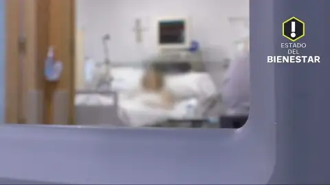 Una mujer, en un hospital Una mujer, en un hospital