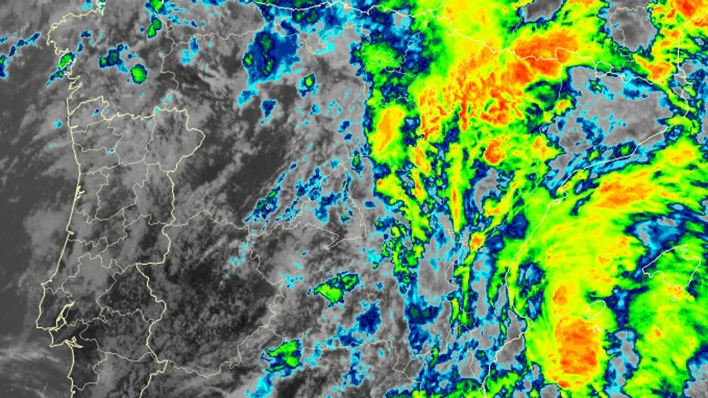 Una supercélula golpea Aragón y Navarra con fuertes tormentas de granizo y lluvia Una supercélula golpea Aragón y Navarra con fuertes tormentas de granizo y lluvia