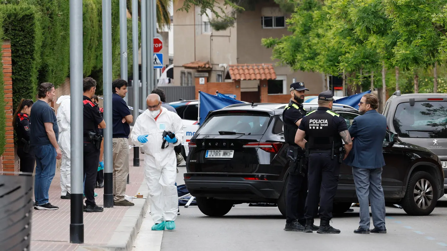 Detenido un hombre por apuñalar mortalmente a una mujer en plena calle en Esplugues de Llobregat, Barcelona. Detenido un hombre por apuñalar mortalmente a una mujer en plena calle en Esplugues de Llobregat, Barcelona.