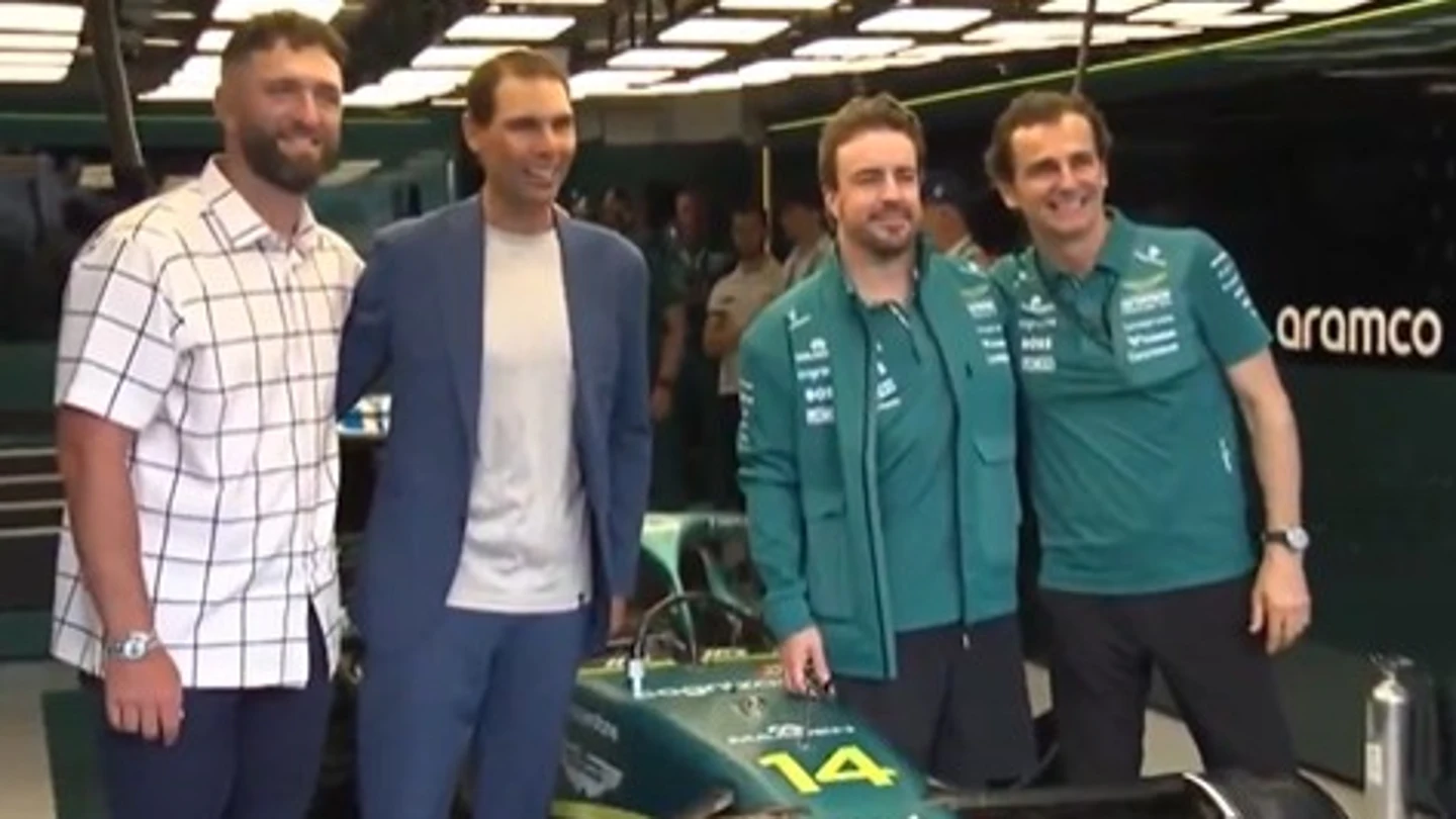 ¡Vaya imagen! Rafa Nadal y John Ramn, junto a Fernando Alonso en el garaje de Aston Martin ¡Vaya imagen! Rafa Nadal y John Ramn, junto a Fernando Alonso en el garaje de Aston Martin