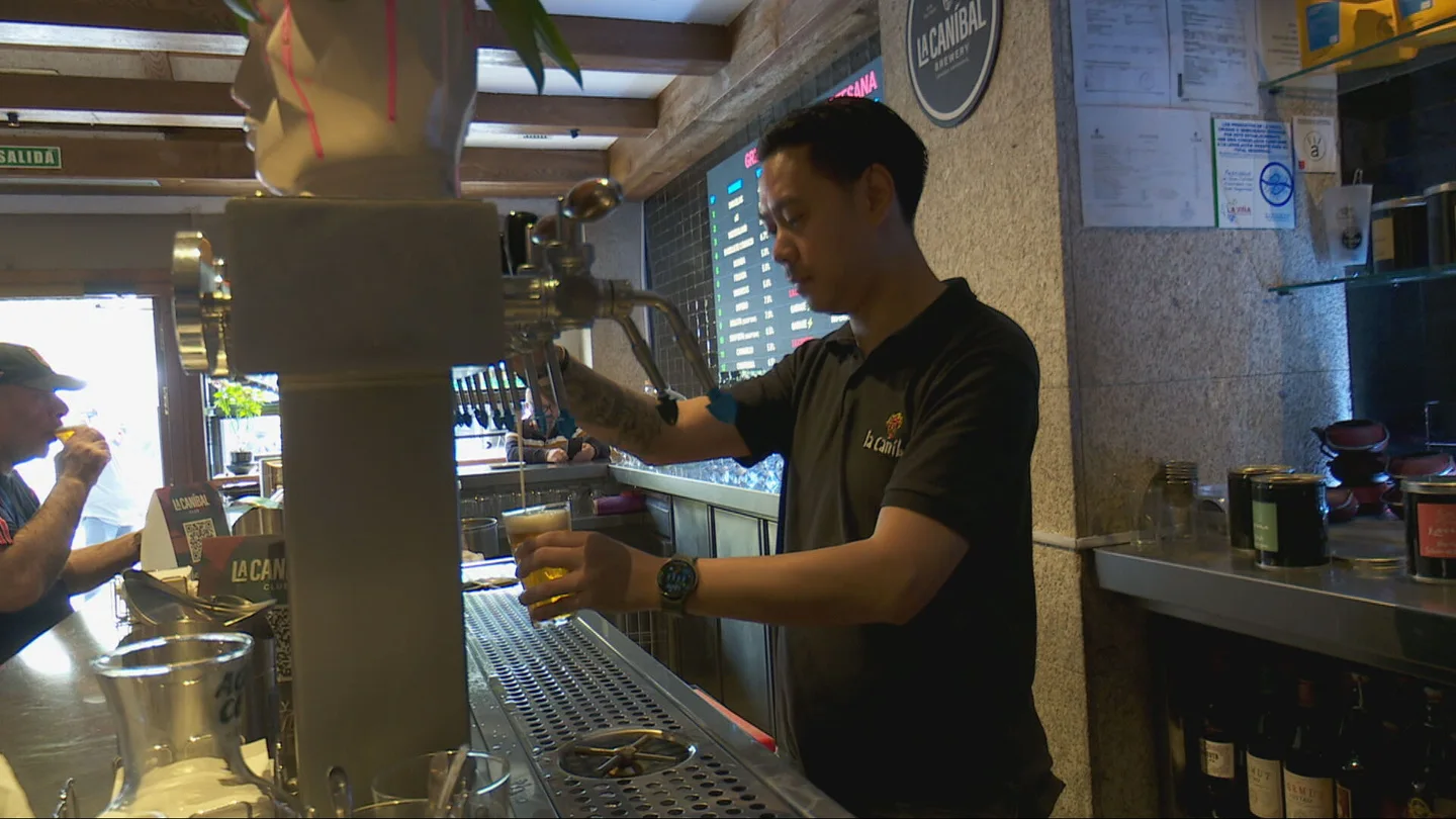 Un camarero, en un bar Un camarero, en un bar