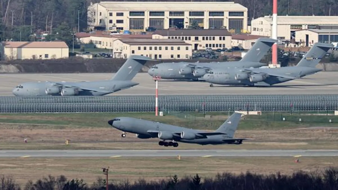 Un avión de la Fuerza Aérea de EE.UU. despega de la Base Aérea de Ramstein cerca de Landstuhl, Alemania Un avión de la Fuerza Aérea de EE.UU. despega de la Base Aérea de Ramstein cerca de Landstuhl, Alemania