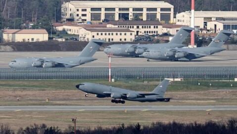 Un avi&oacute;n de la Fuerza A&eacute;rea de EE.UU. despega de la Base A&eacute;rea de Ramstein cerca de Landstuhl, Alemania
