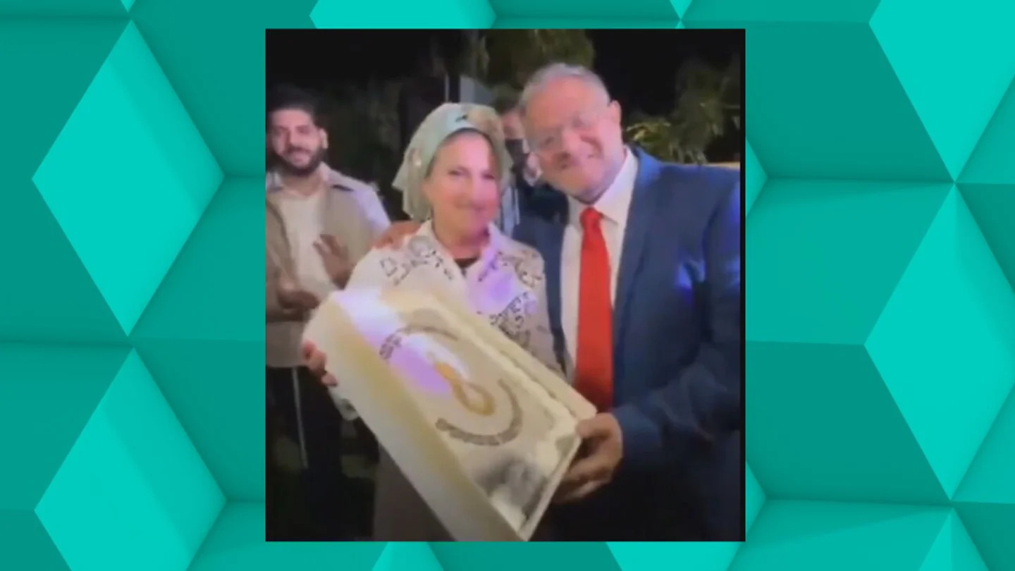 Celebrando la pena de muerte: el ministro de Seguridad de Israel festeja su cumpleaños con una tarta decorada con el lazo de una horca. Celebrando la pena de muerte: el ministro de Seguridad de Israel festeja su cumpleaños con una tarta decorada con el lazo de una horca.