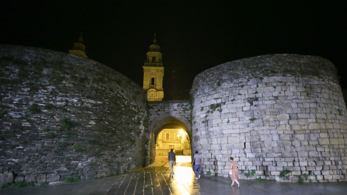 Investigan la muerte de una mujer tras caerse de la Muralla de Lugo