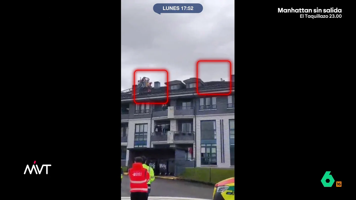 Susto en Boo de Piélagos: una niña sube hasta un tejado y tiene que ser rescatada por los bomberos de Santander La pequeña accedió al tejado, presumiblemente, a través de una ventana. Los bomberos de Santander se tuvieron que desplazar hasta este pueblo para llevar a cabo el rescate de la niña.