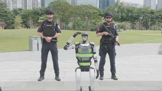 Patrullas futuristas en China: robots humanoides se unen a los polic&iacute;as para combatir fraudes