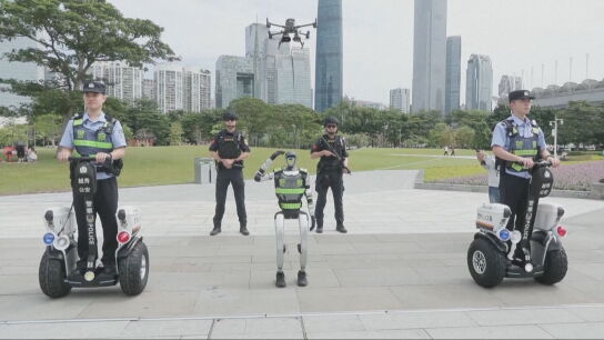 Patrullas futuristas en China: robots humanoides se unen a los policías para combatir fraudes