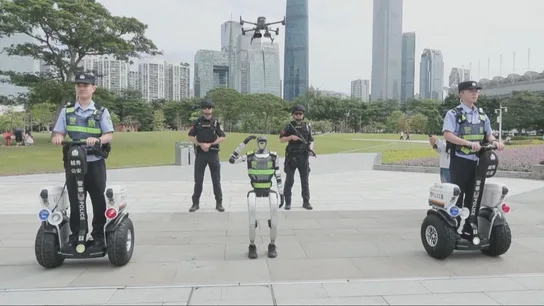 Patrullas futuristas en China: robots humanoides se unen a los policías para combatir fraudes Patrullas futuristas en China: robots humanoides se unen a los policías para combatir fraudes