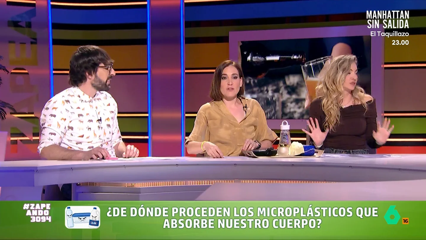 Del táper recalentado a la cerveza: Boticaria García explica cómo se meten los microplásticos en nuestro organismo Mientras asociaciones de expertos piden que se eliminen los envases de plásticos por sus efectos nocivos para nuestra salud, Boticaria García explica cómo la exposición a los microplásticos no solo es a través de la comida, sin "ambiental y cotidiana".