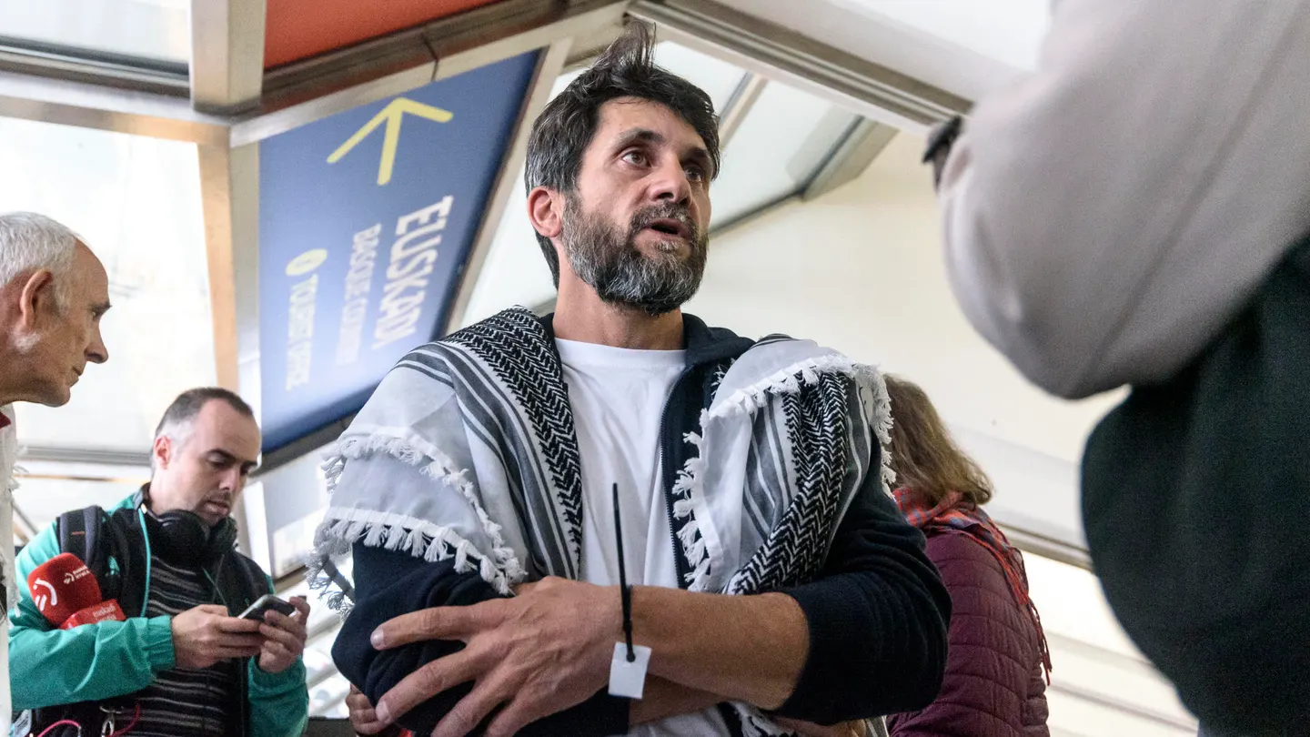 Salim Malla, miembro de la Flotilla, a su llegada al aeropuerto de Bilbao. Salim Malla, miembro de la Flotilla, a su llegada al aeropuerto de Bilbao.