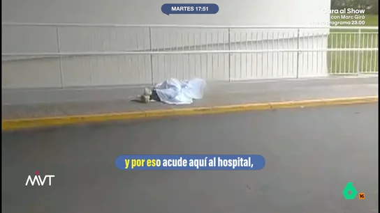 Abandonan a una joven en pleno brote psicótico a las puertas de un hospital de Alicante: solo la taparon con una sábana Una amiga acudió al centro hospitalario a recriminar a los trabajadores que la hubieran dejado a las puertas del hospital. La chica señaló su falta de humanidad ya que su amiga solo necesitaba "ayuda y medicación".