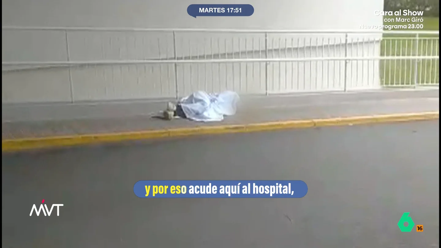 Abandonan a una joven en pleno brote psicótico a las puertas de un hospital de Alicante: solo la taparon con una sábana Una amiga acudió al centro hospitalario a recriminar a los trabajadores que la hubieran dejado a las puertas del hospital. La chica señaló su falta de humanidad ya que su amiga solo necesitaba "ayuda y medicación".