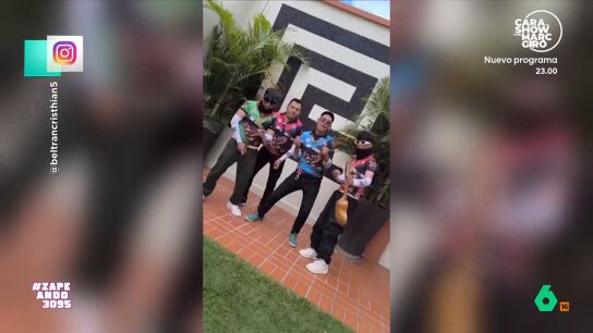 "Si estos son el futuro de Bolivia, un saludo a Bolivia desde aqu&iacute;", reacciona Quique Peinado, que en este v&iacute;deo ironiza al ver c&oacute;mo se presenta la nueva 'boy band' de Cris Beltr&aacute;n, que promete arrasar con su cumbia folkl&oacute;rica.