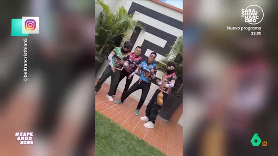 Del "roba cholitas" al "conquistador de señoras": así se presenta la nueva 'boy band' de Cris Beltrán que quiere arrasar en Bolivia "Si estos son el futuro de Bolivia, un saludo a Bolivia desde aquí", reacciona Quique Peinado, que en este vídeo ironiza al ver cómo se presenta la nueva 'boy band' de Cris Beltrán, que promete arrasar con su cumbia folklórica.