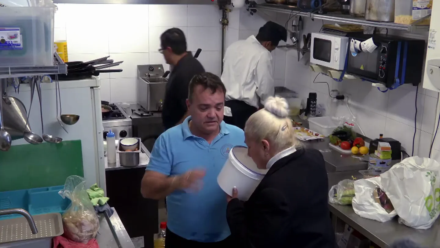 El tenso enfrentamiento de Yami y Bárbara por tirar comida a la basura: "Más dinero es matar a alguien" El tenso enfrentamiento de Yami y Bárbara por tirar comida a la basura: "Más dinero es matar a alguien"