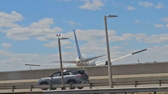 Herido leve tras un accidente de avi&oacute;n: un Boeing&nbsp;aterriza sobre la luna de un cami&oacute;n junto al aeropuerto de New Jersey