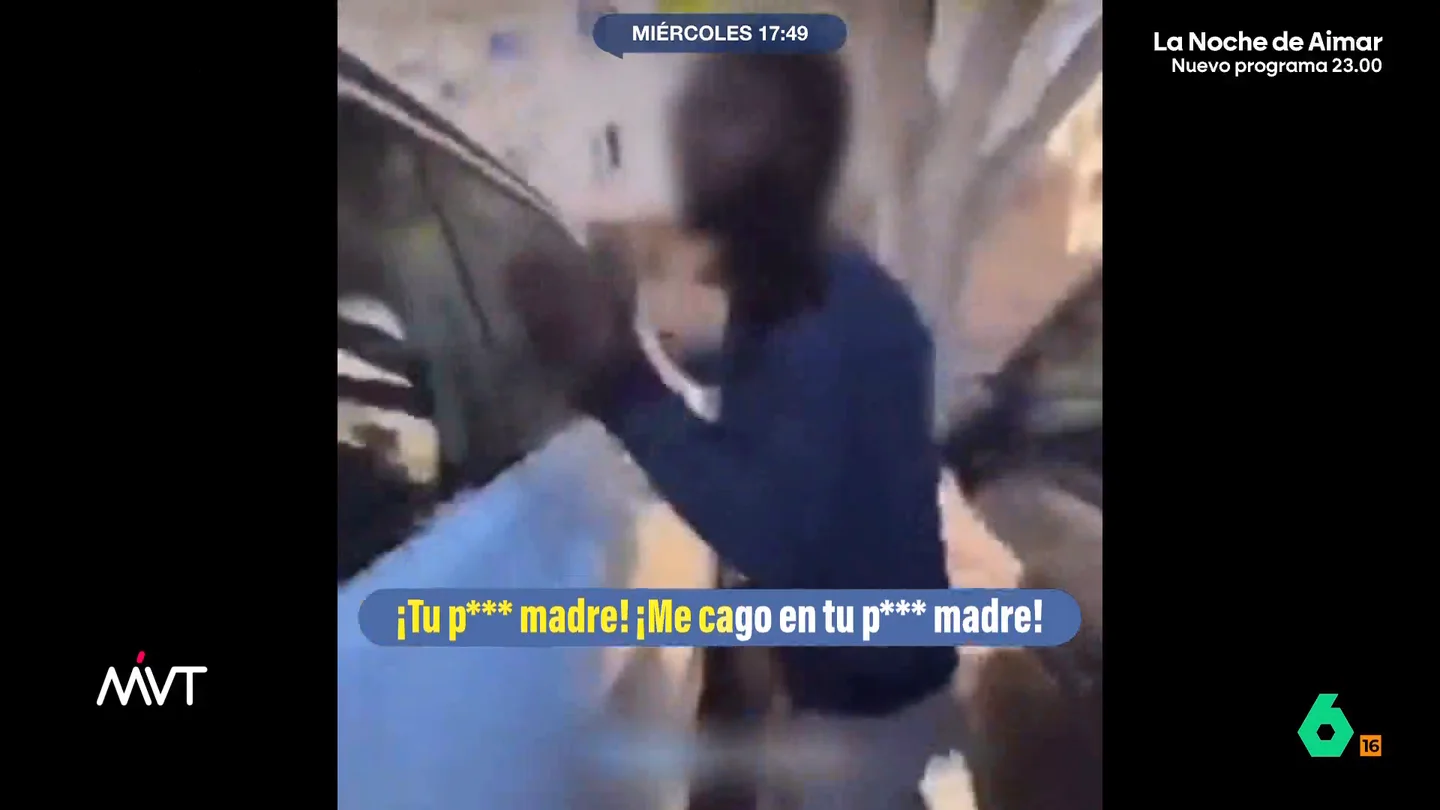 Un hombre se toma la justicia por su mano y golpea a un gorrilla en Sevilla: "¡Vuelve a tocar mi coche y te mato!" El propio hombre grabó el momento de la agresión al gorrilla, que habría pillado dañando su coche. Bea de Vicente le explica que estaría cometiendo un delito porque "no está equilibrado el valor del coche con la integridad física".