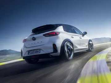 Llega el Golf GTI de Stellantis, que también es el Opel más potente de la historia Llega el Golf GTI de Stellantis, que también es el Opel más potente de la historia