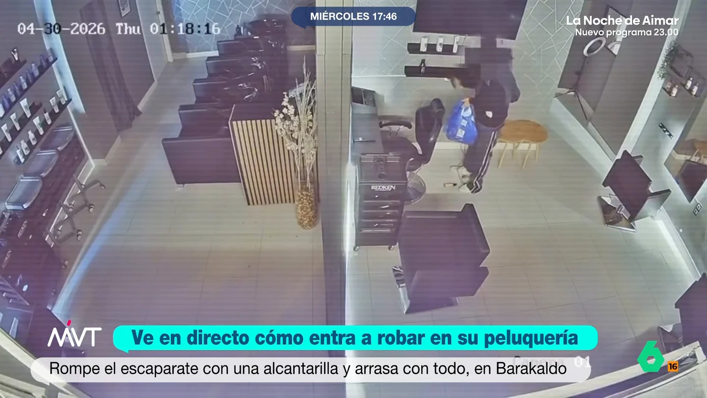 Robo en una peluquería de Barakaldo: el ladrón rompe el escaparate y arrasa con todo La dueña del establecimiento vio en directo como el caco entraba en el local y se llevaba desde champús hasta planchas de pelo o secadores. El ladrón fue detenido pocos minutos después.