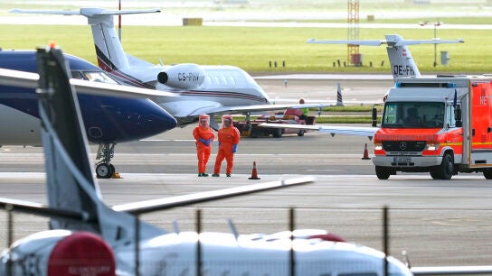 Personal m&eacute;dico con trajes de protecci&oacute;n espera a los pacientes evacuados del crucero MV Hondius con sospecha de infecci&oacute;n por hantavirus en el aeropuerto de Schiphol, &Aacute;msterdam