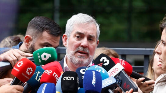 El presidente de Canarias, Fernando Clavijo, atiende a los medios tras salir del Ministerio de Sanidad, este jueves en Madrid