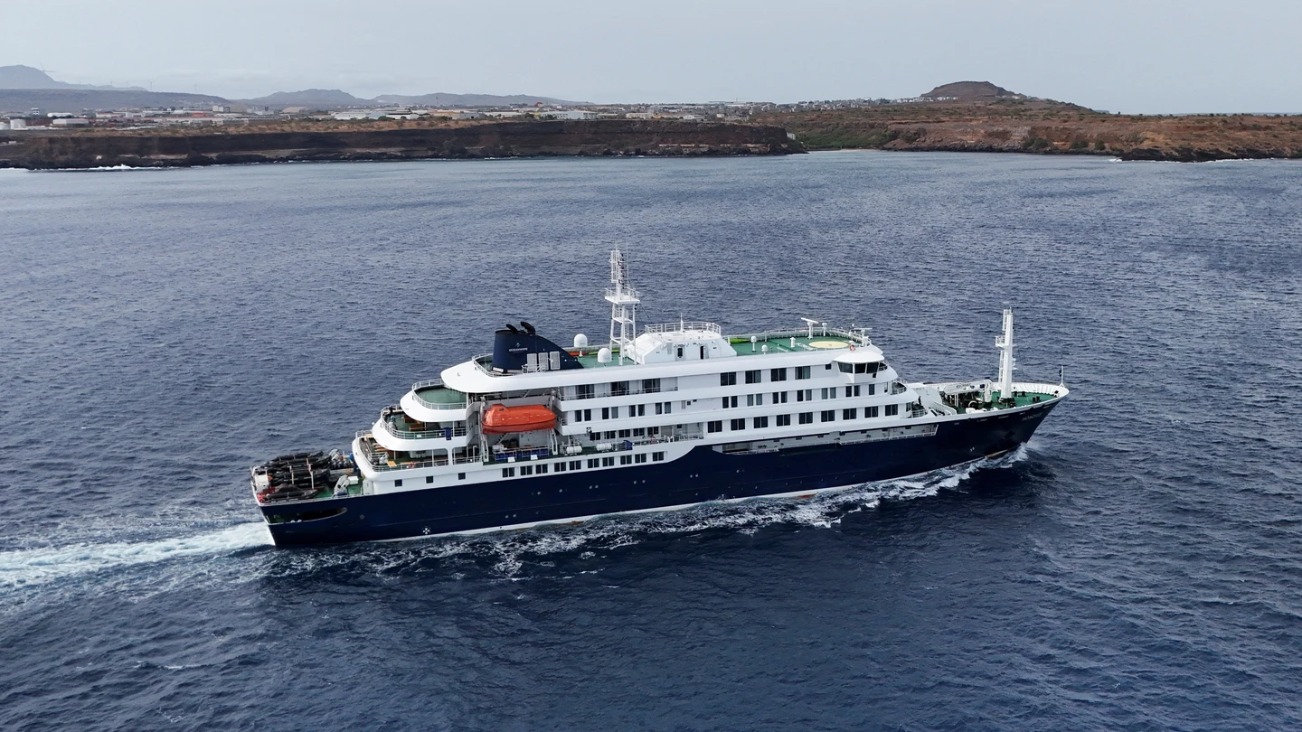 Vista aérea del crucero MV Hondius, con pasajeros sospechosos de tener casos de hantavirus a bordo, saliendo de Praia, Cabo Verde Vista aérea del crucero MV Hondius, con pasajeros sospechosos de tener casos de hantavirus a bordo, saliendo de Praia, Cabo Verde
