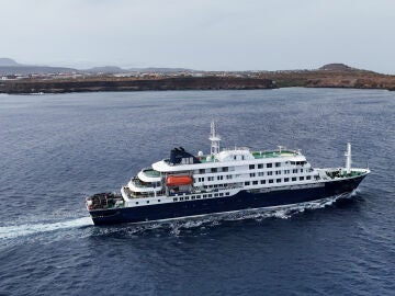 Vista a&eacute;rea del crucero MV Hondius, con pasajeros sospechosos de tener casos de hantavirus a bordo, saliendo de Praia, Cabo Verde