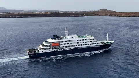 Vista aérea del crucero MV Hondius, con pasajeros sospechosos de tener casos de hantavirus a bordo, saliendo de Praia, Cabo Verde Vista aérea del crucero MV Hondius, con pasajeros sospechosos de tener casos de hantavirus a bordo, saliendo de Praia, Cabo Verde