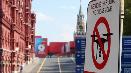Un cartel con la leyenda 'Zona prohibida para drones' se encuentra frente al Kremlin. Un cartel con la leyenda 'Zona prohibida para drones' se encuentra frente al Kremlin.