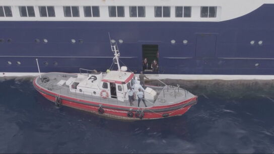 Un barco evac&uacute;a a pasajeros infectados de hantavirus