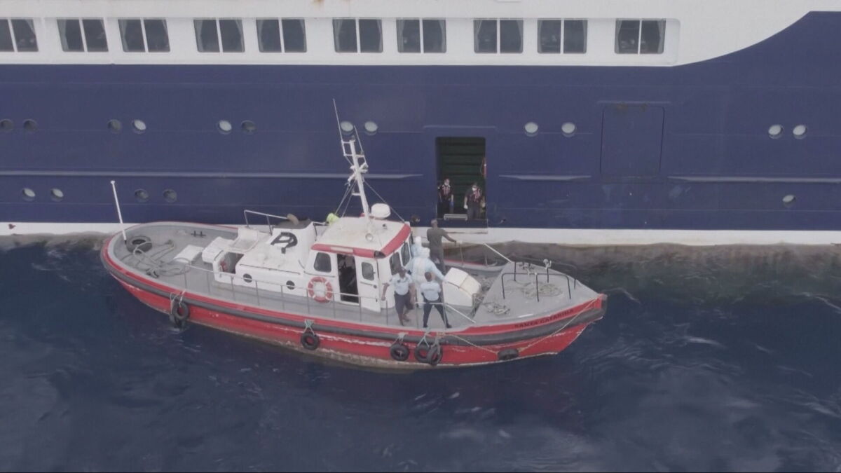 La operación para evacuar el crucero con hantavirus: lanchas hasta Tenerife, un trayecto de diez minutos al aeropuerto y la duda sobre la desinfección